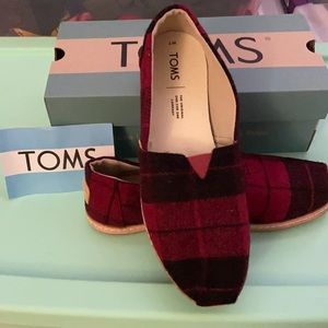 NEW IN BOX TOMS size 7